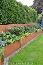 They have an industrial feel but are not harsh or cold, and their beautiful coppery tones add depth and contrast to a scheme. Corten Steel Planter Bench Tradgardsplanering Tradgard Ideer Tradgardsarbete