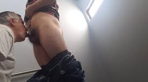 Slut sucks 18 yr old nameless Grindr hookup in park bathroom