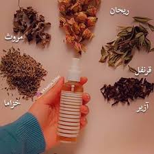 سبراي لتغذية فروة الشعر أنا استخدمت الأعشاب لي عندي ولي كنستخدم في وصفات الشعر خديت مقدار قبصة كل من قرنفل ريحان ورد مروث خزاما الآزير كنعتذر نسيت مصورتش الآزي