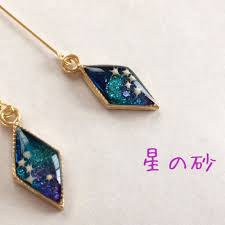 ぶくぶく 海の底に沈んでいく かけら をイメージしてひし形に閉じ込めました 沈んでいく星の砂 底から上がっていく泡 ３つのイメージを作りましたので 星の砂 ブ 樹脂ジュエリー アクセサリー 手作り 樹脂クラフト