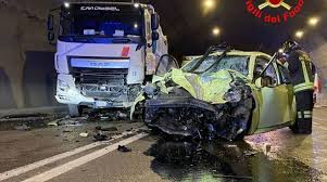 Due auto erano ferme da pochi minuti a seguito di un incidente lieve quando una terza vettura sarebbe piombata su entrambi i mezzi. Morto In Incidente In Galleria Sulla Sebina Chi Era La Vittima 50enne Quibrescia