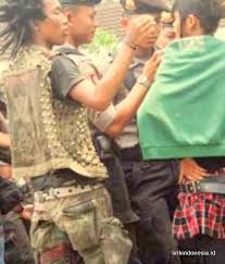 Sejak ku dengar perasaan ini tidak ku sangka jiwa terganggu. Disana Cinta Disini Rindu Lirik Lagu Terbaru Daripada Tajul Wany Hasrita Yang Bertajuk Disana Cinta Disini Rindu Kaumixs