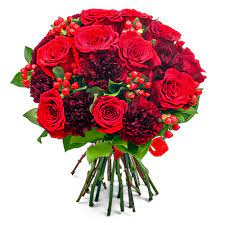 Dalla foto (disponibile qui dalle sue storie) si può notare anche un bigliettino rosso, in mezzo alle rose, con scritto: Bouquet Vellutata Di Rose Fiorista Spagnoli