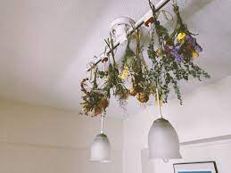 バーカウンターに ドライフラワーを飾った照明 賃貸アパートでも叶えられる こだわりの部屋 わたしの部屋 roomie ルーミー バーカウンター 部屋 ドライフラワー