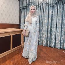 Perpaduan gamis polos dengan aneka warna memang menjadi sebuah trend busana masa kini. Cantiknya Influencer Hijab Dalam Balutan Gamis Brokat Modern