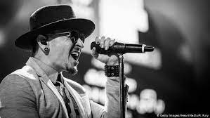 Bennington first gained prominence as a vocalist following the release of linkin park's debut album hybrid theory (2000), which was a worldwide commercial success. Chester Bennington S Death Puts Spotlight On Suicide And Mental Health Music Dw 21 07 2017