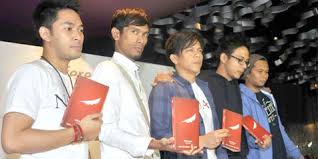 Hiburan bisa datang dari mana aja. Wow Bonus Cd Noah Di Buku Kisah Lainnya Kapanlagi Com