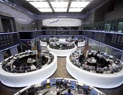 Die börse frankfurt ist ein börslicher handelsplatz der frankfurter wertpapierbörse (fwb) und wird durch die deutsche börse ag und die börse frankfurt zertifikate ag betrieben. Handelssaal Der Deutschen Borse Frankfurt Am Main Atelier Bruckner Stuttgart Architekten Baunetz Architekten Profil Baunetz Architekten De