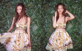 林志玲与akira合照 能让台湾第一美女结束单身，到底是何方神圣？ 在林志玲微博发布婚讯后，新郎akira本人也发了长微博表达新婚的喜悦。 据akira透露，自8年前共同主演舞台剧《赤壁 ~爱~》时相识，我与志玲小姐便一直维持着友好情谊。 æž—å¿—çŽ²å¾®åšéœ²é›ªç™½é…¥èƒ¸ç™¼æ–‡æ•£ç™¼æ­£èƒ½é‡