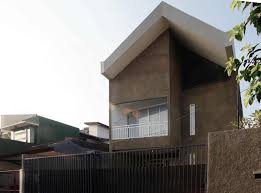 Tapi siapa sangka, rumah tua berusia 350 tahun itu punya gereja katolik yang tersembunyi di bagian loteng. Rumah Simpel Dengan Ruang Loteng Arsitag