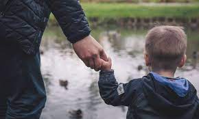 Η υπουργός ανάρτησε στο λογαριασμό της στο twitter τη συγκεκριμένη φωτογραφία που δείχνει εκείνη σε βρεφική ηλικία με τον πατέρα της να την κρατάει ψηλά. Giorth Toy Patera 2019 Xronia Polla Se Oloys Toys Mpampades Newsbomb Eidhseis News