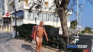 Completamente nudo cammina sul lungomare e si presenta al bar per fare  colazione