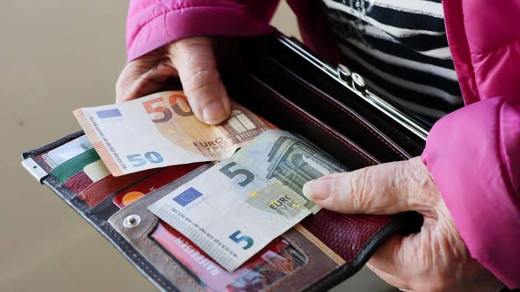 Seit Ende März: Millionen Rentner haben plötzlich hunderte Euro mehr auf  dem Konto