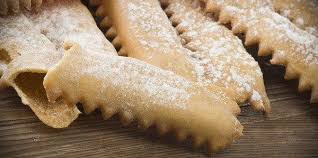 Le chiacchiere o frappe, dalle mie parti crostoli, sono insieme alle castagnole, il dolce tipico di ci sono molte varianti vegane di questa ricetta, personalmente preferisco quelle al forno, più leggere e potete impastare a mano, con un'impastatrice o con il bimby, il risultato sarà lo stesso…la fatica no! Chiacchiere Al Forno La Ricetta Originale E 10 Varianti Greenme