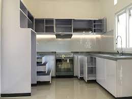 Untuk menambah kesan modern dan elegan dalam dekorasi ruang dapur di rumah, kamu juga dapat menggunakan furniture minimalis warna putih untuk mengimbangi gradasi warnanya. Kitchen Set Cantik Ini Dibalut Hpl Putih Glossy Dengan Top Table Batu Granit Abu Dan Backsplash Menggunakan Subway Tile Dapur Cantik Dapur Rumah