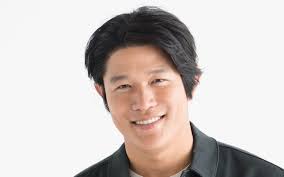 鈴木亮平40歳に パンティを被った『変態仮面』から『西郷どん』まで…「断ったら役者がすたる」と思った役柄は？ | 文春オンライン