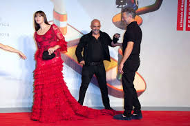Yes!, singer monica douglas has two boys, by her long time boyfriend, they currently live in atlanta the painting is called gladys, and is is really freaky and then reachel and monica fight over whos. Monica Bellucci In Red Dress At Irreversible Inversion Integrale Premiere 07 Gotceleb