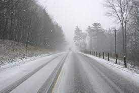 Interdiction totale de circulation prise par le préfet de département, qui impacte notamment la rn 57 et la rn 19 où de grosses tous les usagers de la route circulant dans les départements en vigilance orange doivent adopter la plus grande prudence et sont invités à s'arrêter. Interdiction De Circulation Pour Les Poids Lourds Le Niveau 3 Du Plan Neige Verglas Declenche En Ile De France Divers Transport Eci