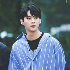 Blue streaks in brown hair. ì•žë‹ˆì¨© On Twitter Black Hair Minho In Blue Stripes Is The Best Gift