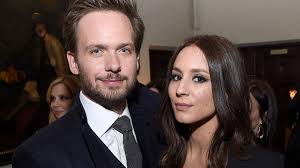 Pretty little liars is an american teen drama television series created by i. Suits Star Patrick J Adams Besucht Dusseldorf Und Die Fans Rasten Aus