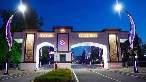 Trabzon Üniversitesi Fatih Kampüsü Hukuk Fakültesi Binası Yapım İşi  ihalesinde yüklenici firma ile sözleşme imzalandı. Yaklaşık Maliyeti :  314.723.508,12 TL Süresi : 800 gün Sözleşme Tarihi : 24.06.2024 Sözleşme  Bedeli : 278.925.200,00