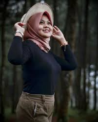 Kebaya ketat, baju ketat jilbab, baju kebaya ketat, baju ketat keliatan. Hunting Foto Model Hijab Di Hutan Pinus Dzargon