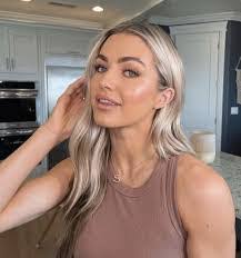 Chelsey Arnold's Instagram, Twitter & Facebook