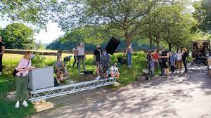 Unter den wipfeln in einem alten wald lebt seit langem eine seltsame gestalt vom alter schwach und tief gebückt doch von lebenskraft beglückt. Sr De Drehstart Fur Neuen Sr Tatort Der Herr Des Waldes