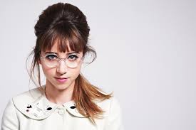 Die besten 25+ frisuren mit brille ideen nur auf pinterest | shirt. Frisur Zur Brille Einfache Styling Tipps Brillenstyling