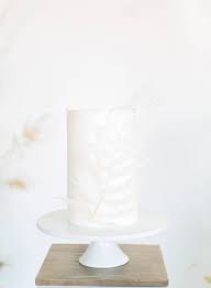 Whimsy Meets Femininity In This Modern Minimalist Bridal Editorial Via Magnolia Rouge Classic Wedding Decorations Simple Wedding Cake Rustic Wedding Classic
