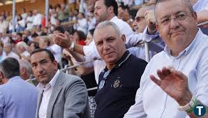 El exfutbolista del Barcelona Hristo Stoichkov y el torero Emilio de Justo,  entre los rostros conocidos en La Glorieta - Tribuna de Salamanca.