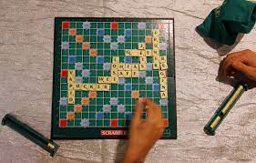 Cuanto más largas os salgan las frases, mejor, porque una vez terminada la ronda, se puntuarán las frases conseguidas por cada jugador. Scrabble El Juego Que Nadie Queria Publicar Y Acabo Vendiendo 100 Millones De Copias Verne El Pais