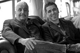 «pino daniele si poteva salvare e vedo troppo sciacallaggio intorno alla sua morte», lo spiega nello daniele, fratello del musicista scomparso lo scorso 4 gennaio sul nuovo numero di chi. Chi E Alex Daniele Figlio Di Pino Daniele Che Fu Il Suo Manager
