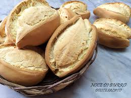 Lo avevo detto qui sul post della veneziana, tra le mille cose da fare, durante la pausa (pausa per modo di dire) dei corsi, sono riuscita a fare un pane niente male. Pane Di Pasta Dura Ragusano Noce Di Burro