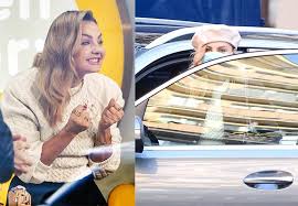 Jest także muzą projektantów i jednym z najbardziej oczekiwanych gości podczas najważniejszych. Malgorzata Socha Lubi Luksus Gwiazda Brzyduli Ma Bajecznie Drogie Auto Super Express Wiadomosci Polityka Sport