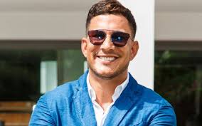 Hành trình đổi đời của chàng triệu phú 37 tuổi: Từ tay bợm rượu tới cuộc  sống xa hoa ngất trời ở Dubai