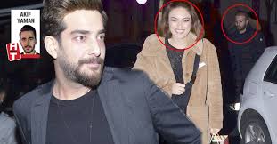 4 aydır mustafa aksakallı ile aşk yaşayan oyuncu ezgi mola'dan, alice müzikali sonrası sevgilisi ile aşk pozu geldi. Ezgi Mola Enis Arikan In Dogum Gunu Surprizinde Sevgilisi Mustafa Aksakalli Ile Goruntulendi Magazin Haberleri Magazin Haberleri