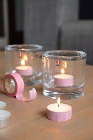leuk idee waxinelichtjes opvrolijken met tape diy candle maskingtape kaars diy tafeldecoratie bruiloftdecoratie