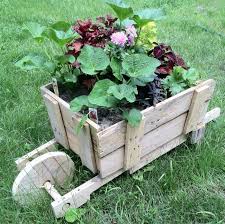 Ausgefallene Gartendeko 50 Ideen Fur Ihren Marchenhaften Garten Gartenprojekte Diy Gartenbau Paletten Garten