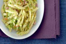 E il piatto che vi propongo è veloce da fare, la presenza dei gamberi lo arricchisce con le proteine, ma al tempo stesso è l'unico inconveniente è pulire le cozze, per il resto si prepara giusto il tempo di bollire l'acqua per la pasta.vediamo cosa occorre e come preparare questo delizioso primo piatto. Trofie Alle Zucchine E Carote Ricetta Per Primi Piatti Veloci E Leggeri