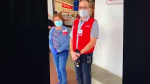 The manager also gave schroder his refund outside the store. I Ytimg Com Vi Azt4gzbhkng Maxresdefault Jpg