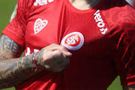 Unión europea, estados unidos, américa latina, asia, oriente próximo y áfrica. Estaremos Contigo Internacional Lanca Camisa Especial Para Socios Mantos Do Futebol