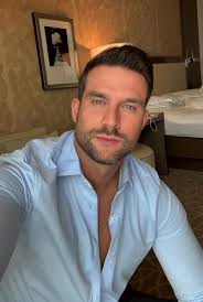 Destilando Amor 😋 🤤 La Pareja Mas Envidiada Del Planeta No Solamente  Sigue Facturando Millones, Si No Que También Siguen Super Enamorados 😍 💕  El Amor Anda Por Italia ☺️