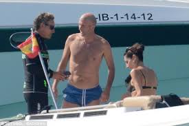 Что нужно знать о зидане: What Ex Real Madrid Coach Zidane Was Spotted Doing With His Wife And Family On A Yacht Photos