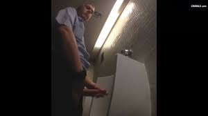 Hung Daddy Cruising en el baño público