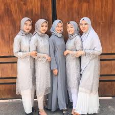 Karena, banyak pertimbangan yang harus di perhatikan dalam memilih model baju kondangan terbaik untuk membuat penampilan semakin mempesona. Inspirasi Seragam Bridesmaid Dengan Celana 2020