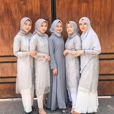 Mirip dengan blazer sebuah gaya perpaduan yang casual. Inspirasi Seragam Bridesmaid Dengan Celana 2020