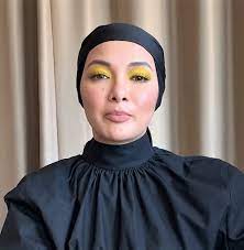Neelofa pakai baju kurung moden sendat dan padat memang terhasil la pandangan yang mencolok mata para lelaki sangap dengan kebesaran. Neelofa Wikipedia