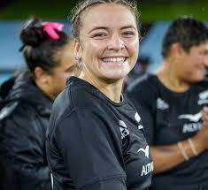 Renee Holmes's Instagram, Twitter & Facebook