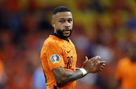 Il est transféré de manchester united pour 16 millions d'euros (+ 9 de bonus). Memphis Depay One Step Closer To Joining Barcelona